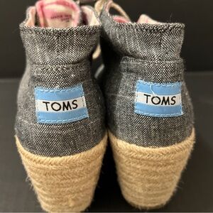 TOMS Women’s Dark Navy and Cream Patterned wedge shoes.